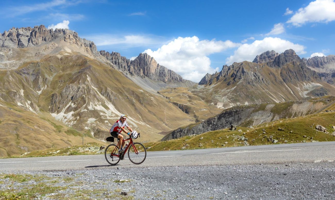 یک دوچرخه سوار در حالا بالا رفتن از سر بالایی